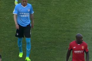 逆天！朝鲜球员向日本队工作人员要水喝还作势要打人家，被出示黄牌
